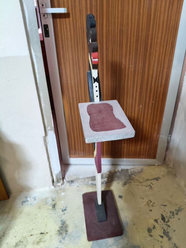 Mayordomo de madera con bandeja