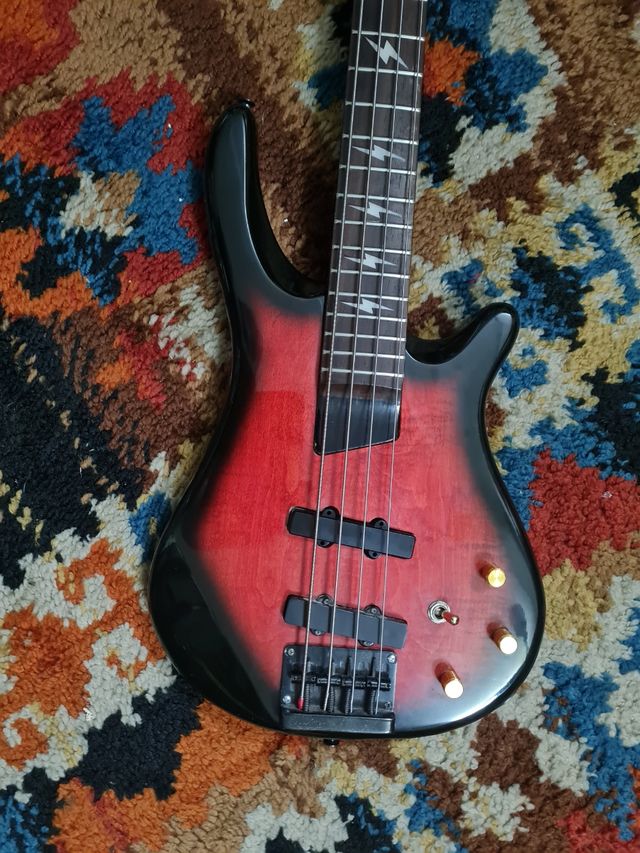 Basso elettrico rosso e nero metal