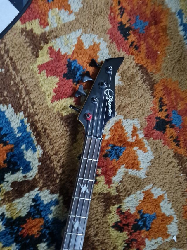 Basso elettrico rosso e nero metal