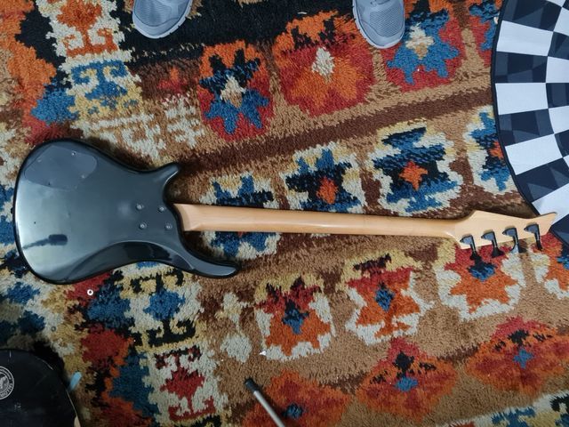 Basso elettrico rosso e nero metal