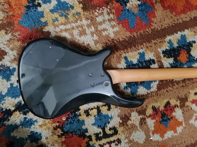 Basso elettrico rosso e nero metal