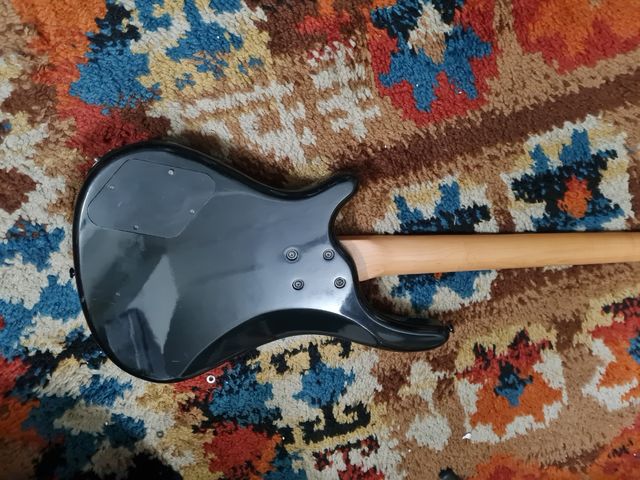 Basso elettrico rosso e nero metal