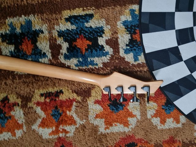 Basso elettrico rosso e nero metal