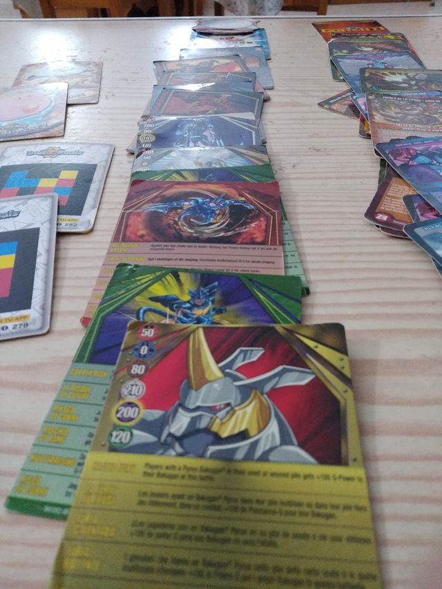 Lote Cartas Bakugan y Gormiti
