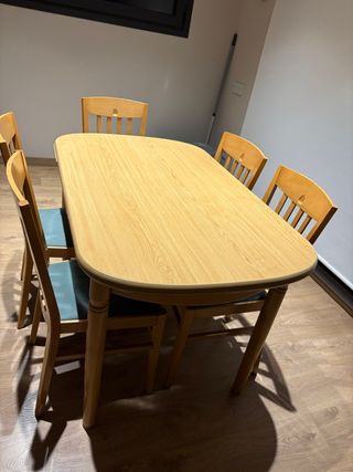 Mesa comedor madera maciza con cajones
y 5 sillas