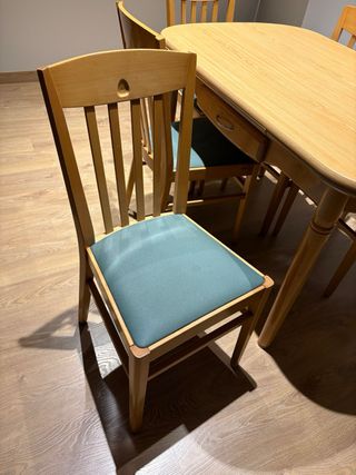 Mesa comedor madera maciza con cajones
y 5 sillas