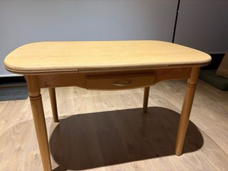 Mesa comedor madera maciza con cajones
y 5 sillas