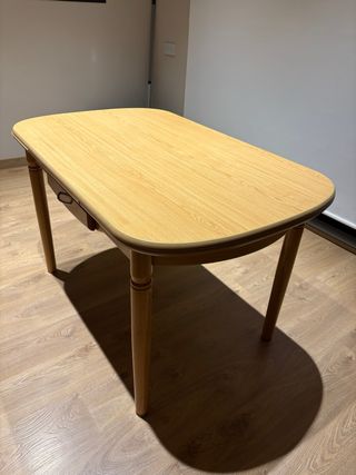 Mesa comedor madera maciza con cajones
y 5 sillas