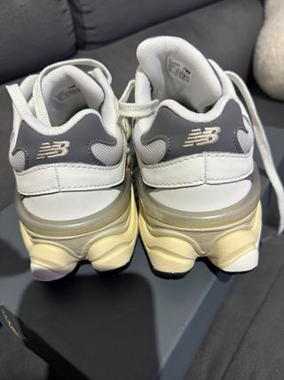New Balance 9060 Gris y Blanco