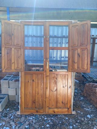 Puerta doble de madera con postigos
