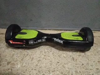 Hoverboard Negro y Verde no tiene cargador 