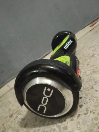 Hoverboard Negro y Verde no tiene cargador 