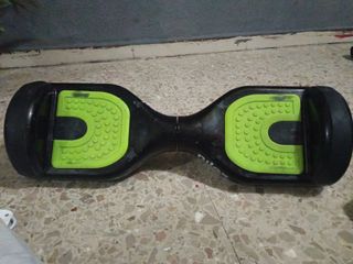Hoverboard Negro y Verde no tiene cargador 