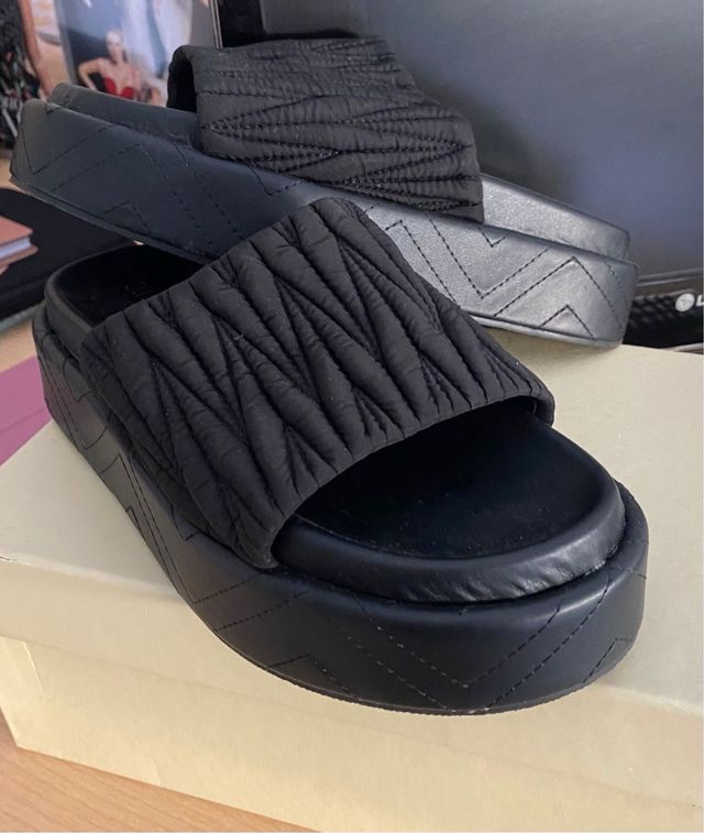 Sandalias negras plataforma acolchadas