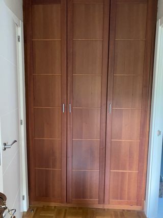Dormitorio completo de madera de cerezo