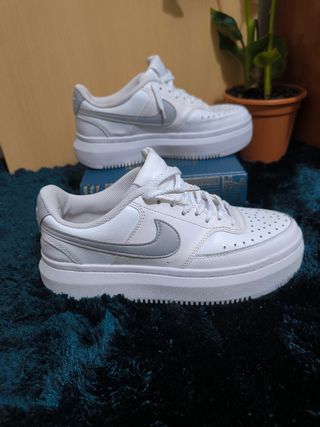 Zapatillas Nike Blancas y Grises