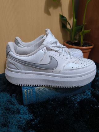 Zapatillas Nike Blancas y Grises
