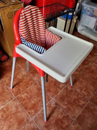 Trona IKEA roja con bandeja y reductor