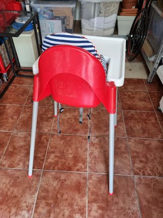 Trona IKEA roja con bandeja y reductor
