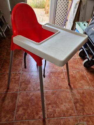 Trona IKEA roja con bandeja y reductor