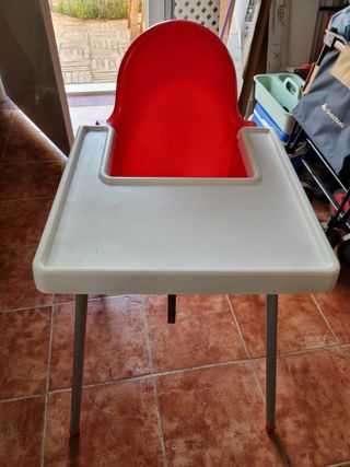 Trona IKEA roja con bandeja y reductor