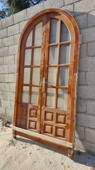 Puerta antigua pino con cristal grabado.