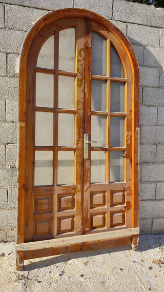 Puerta antigua pino con cristal grabado.