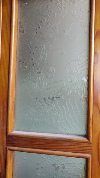 Puerta antigua pino con cristal grabado.