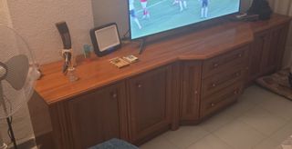 Mueble de madera marrón