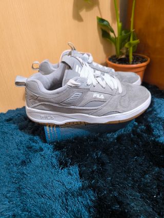 Zapatillas Fila grises y blancas
