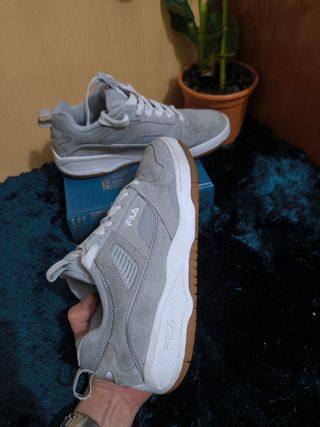 Zapatillas Fila grises y blancas