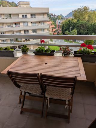 Conjunto mesa plegable madera y 4 sillas
