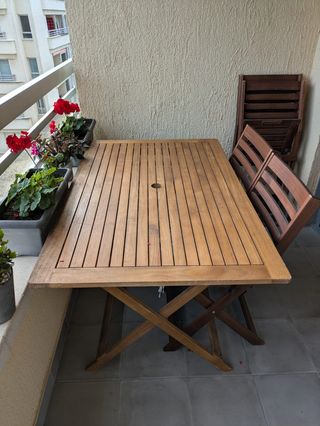 Conjunto mesa plegable madera y 4 sillas
