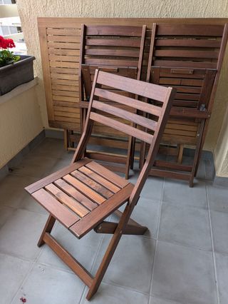 Conjunto mesa plegable madera y 4 sillas
