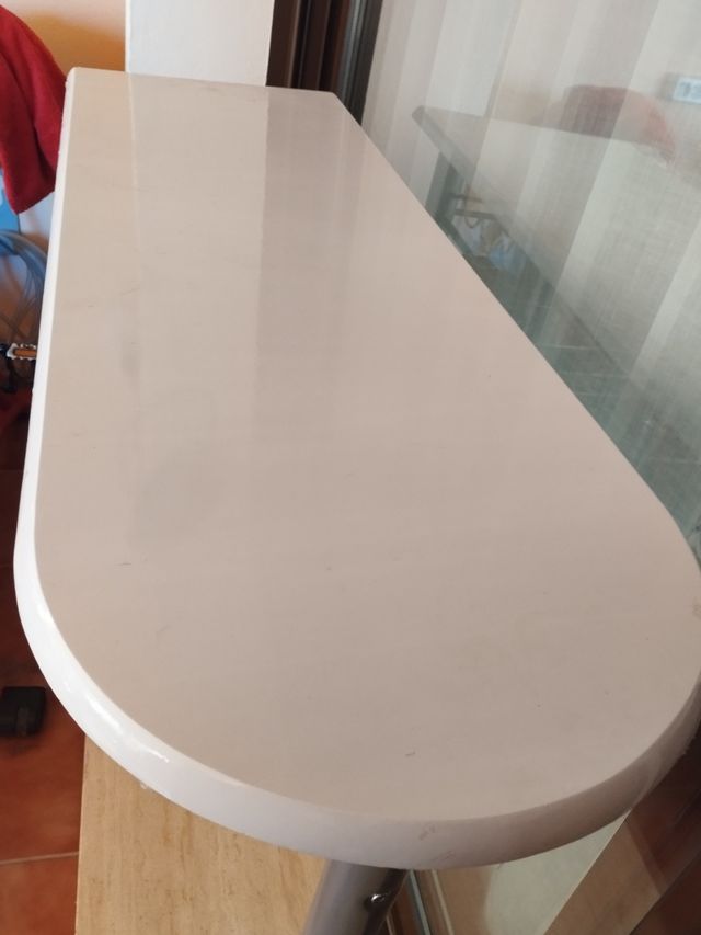 Mesa de cocina con estantes