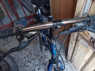 Bicicleta de montaña azul