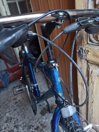 Bicicleta de montaña azul