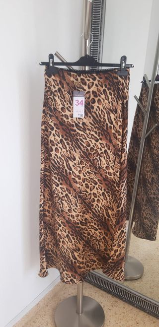 Falda midi-larga. Nueva sin estrenar y con etiquet