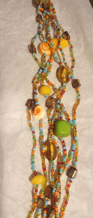 Collar multicolor con cuentas y abalorios