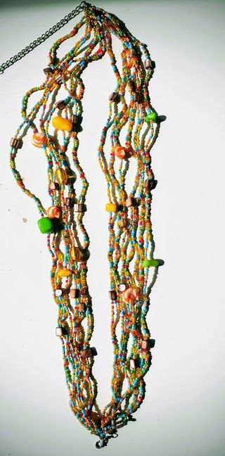 Collar multicolor con cuentas y abalorios