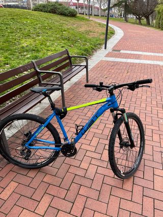 Bicicleta de montaña azul y amarilla