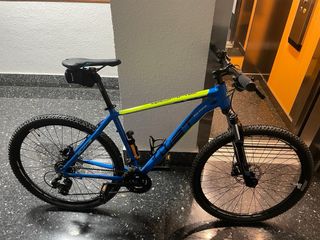 Bicicleta de montaña azul y amarilla