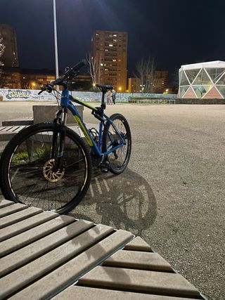Bicicleta de montaña azul y amarilla