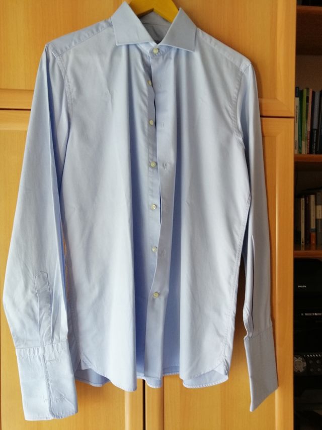 Camisa vestir caballero celeste.