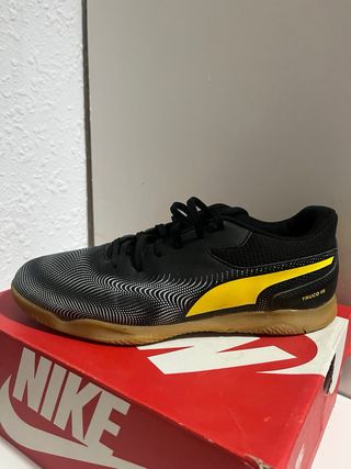 Zapatillas Puma Indoor Negras y Amarillas