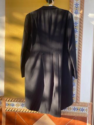 Chaqué negro y amarillo, una puesta