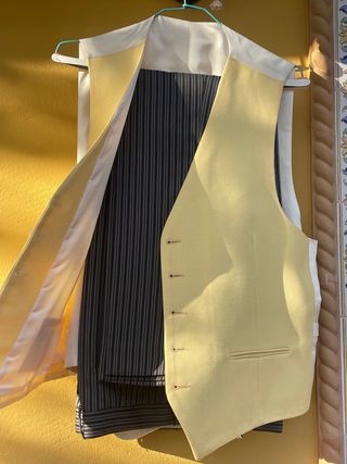 Chaqué negro y amarillo, una puesta