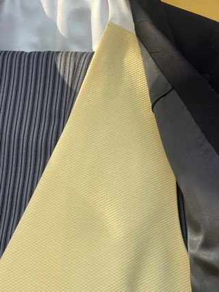 Chaqué negro y amarillo, una puesta