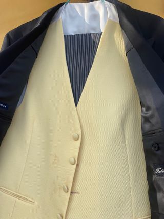 Chaqué negro y amarillo, una puesta