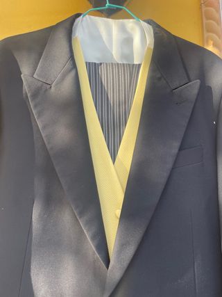 Chaqué negro y amarillo, una puesta